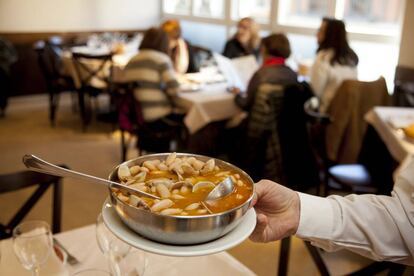 Restaurante Casa Hortensia, especialista en fabes con almejas. 