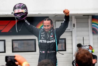 Hamilton celebra la victoria en el GP de Hungría.