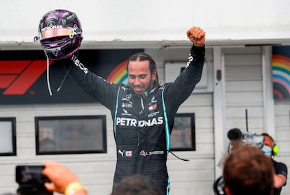 Hamilton celebra la victoria en el GP de Hungría.