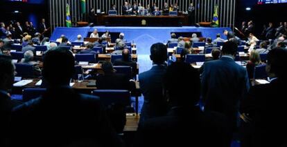 Senadores deliberam sobre prisão de Delcídio