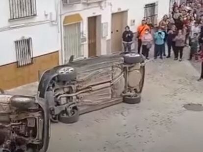Dos vehículos volcados por manifestantes en Casariche (Sevilla) este lunes, en presencia de agentes de la Policía Local.