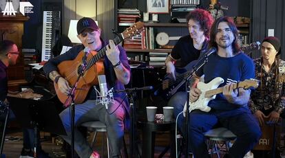 Un momento de la actuación de Alejandro Sanz y Juanes.