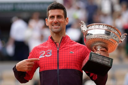 Novak Djokovic señala en su chaqueta el número 23, el número de títulos del Grand Slam ganados en su carrera, al recoger el trofeo de Roland Garros.