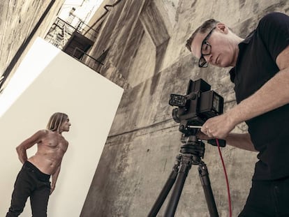 Bryan Adams fotografía a Iggy Pop para el calendario Pirelli de 2022.