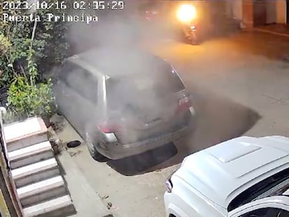 Imagen de una cámara de seguridad en la que se ve a los criminales disparar desde una motocicleta hacia la casa de la alcaldesa Glafira Meraza.