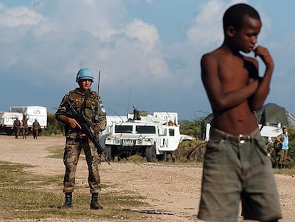 Un infante de marina vigila la entrada del campamento que las tropas españolas han instalado en Fort Liberté.