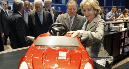 &Aacute;lvarez del Manzano y Esperanza Aguirre, en el Sal&oacute;n del Autom&oacute;vil en 2012.