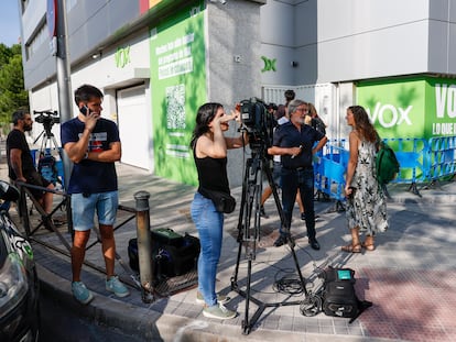 Periodistas de diversos medios de comunicación en la sede madrileña de Vox, este domingo, cuando faltaba poco más de una hora para el cierre de los colegios electorales.