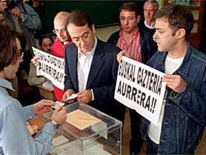 Nicolás Redondo Terreros, en el momento de depositar ayer su voto en la urna.