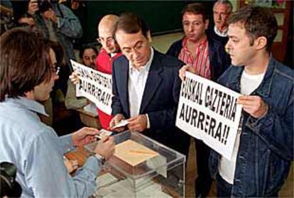 Nicolás Redondo Terreros, en el momento de depositar ayer su voto en la urna.