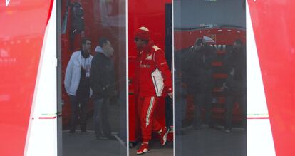 El piloto de Ferrari Fernando Alonso sale de las instalaciones de su equipo en el Circuito de Catalunya, donde once escuderías de Fórmula 1 participarán desde hoy en los entrenamientos oficiales.