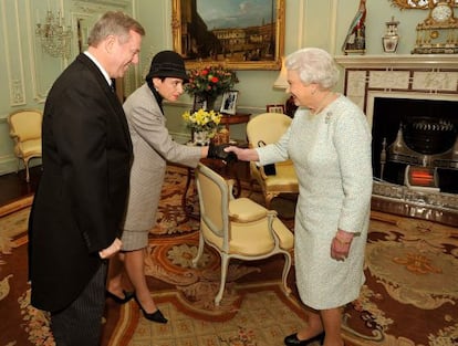 La reina saluda al Alto comisionado de Australia Mike Rann y a su mujer en el sal&oacute;n de audiencias del palacio de Buckingham, ante el calor de una humilde estufa el&eacute;ctrica.