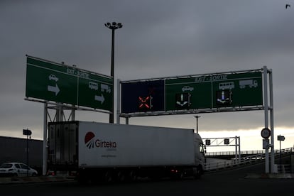 Un camión abandona el puerto de Calais tras desembarcar este 1 de enero del primer ferri procedente de Reino Unido tras el Brexit