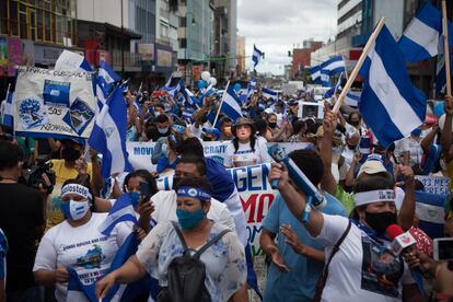 Cientos de nicaragüenses protestan en San José, Costa Rica, contra el proceso electoral en Nicaragua.