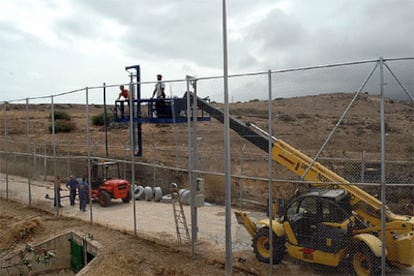 Operarios de Ferrovial comienzan las obras para aumentar a seis metros la valla que separa Melilla de Marruecos.