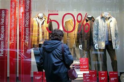 Un escaparate de rebajas en Madrid.