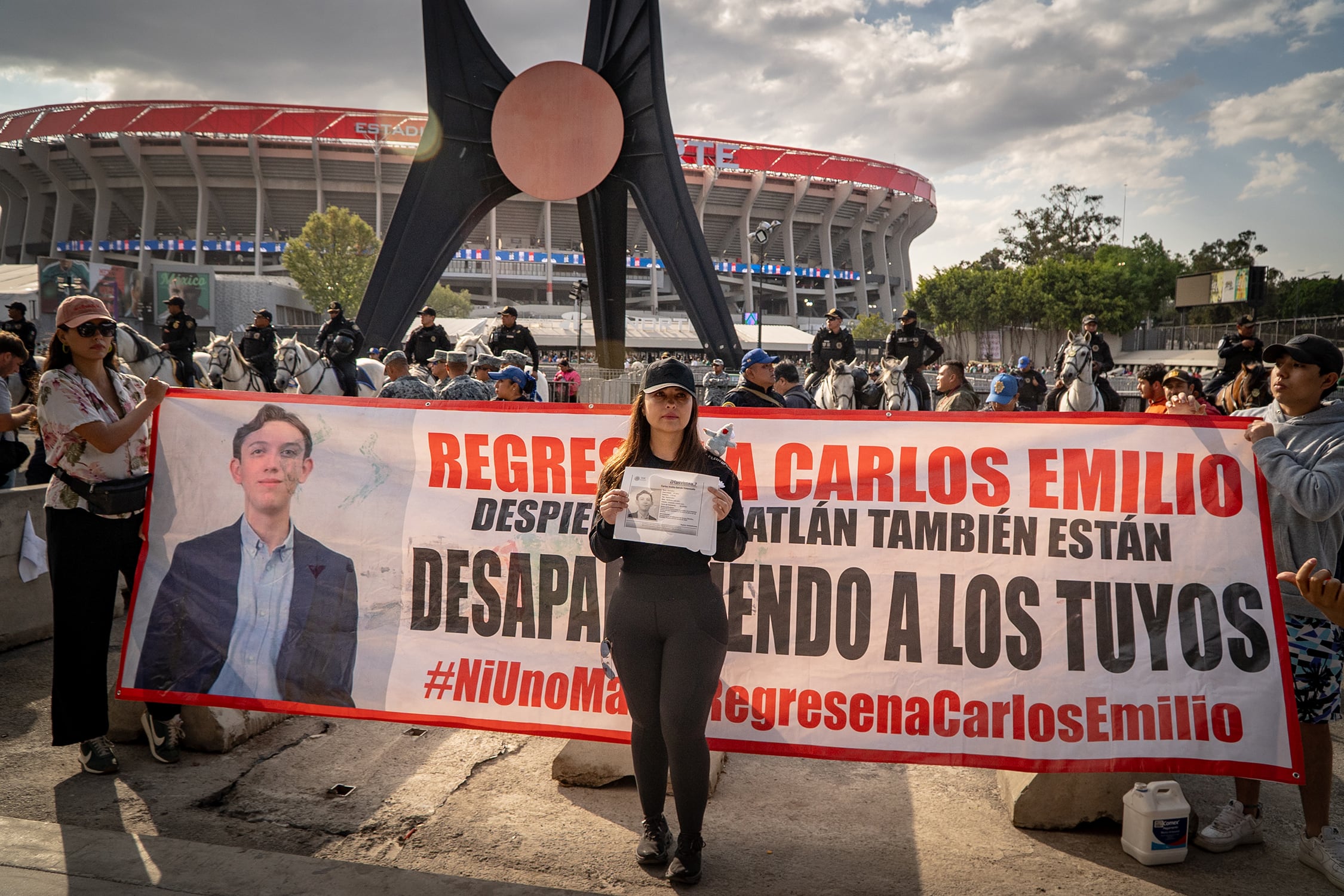 Brenda Valenzuela y familiares de Carlos Emilio, se manifiestan afuera del Estadio Banorte, en Ciudad de México, el 28 de marzo.