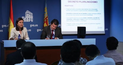 La consejera de Educación, Català, a la izquierda, junto al vicepresidente Ciscar, ayer tras el pleno del Consell.