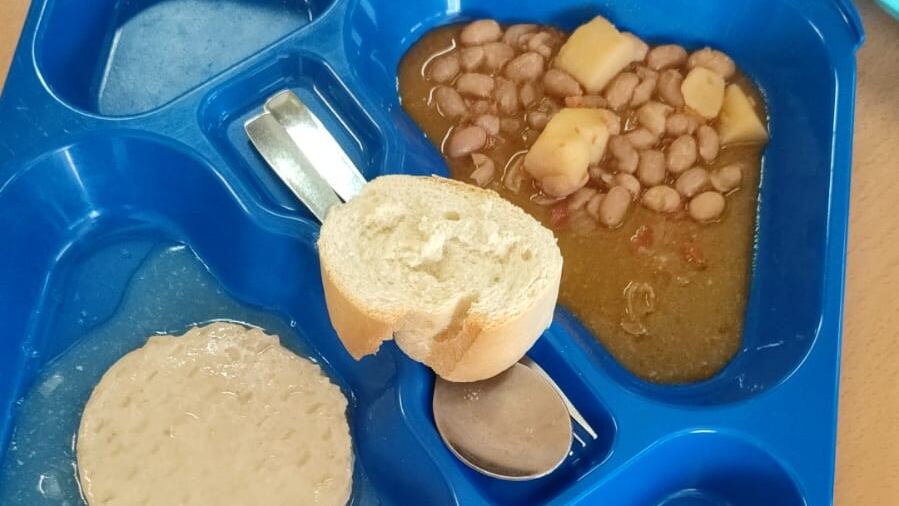 Una de las comidas (hamburguesa y alubias), suministrada por un catering, que los niños del campamento urbano han recibido esta semana, en una foto cedida.