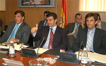 Laporta, en su primera reunión de la Liga, entre el representante del Espanyol (derecha) y el del Athletic.