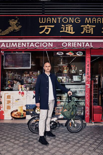 Fernando García, con abrigo de Herno, camisa de Hermès y zapatos y mochila de Eye/ Loewe/Nature.