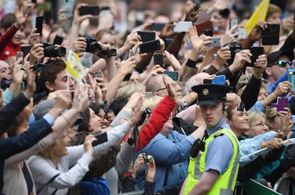 Una multitud de personas fotografía la llegada del Papa Francisco en el Papamóvil, el 25 de agosto de 2018, en Dublín. 