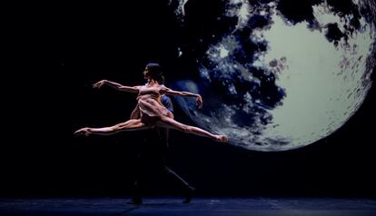 Los bailarines Lucía Lacarra y Matthew Golding en 'In the Stil of the Night' en Centro Cultural de la Villa (Madrid).