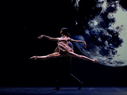 Los bailarines Lucía Lacarra y Matthew Golding en 'In the Stil of the Night' en Centro Cultural de la Villa (Madrid).