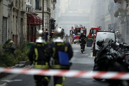 Bomberos trabajan en la zona acordonada próxima a la explosión. Varios heridos fueron evacuados por helicópteros que se posaron en la concurrida plaza de la Opera de París ante la mirada atónita de turistas y parisinos.