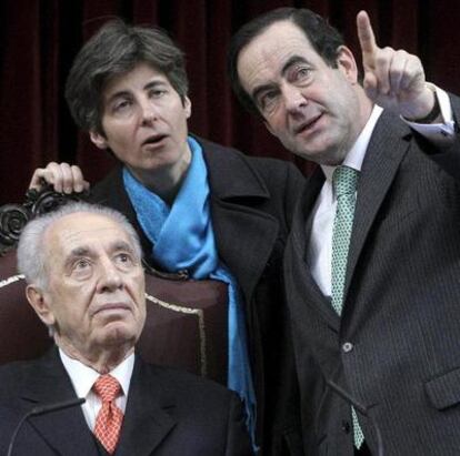 José Bono indica al Presidente del Estado de Israel, Simon Peres, los impactos de los disparos durante el intento del golpe de estado del 23- F, en el Congreso de los Diputados el 22 de febrero