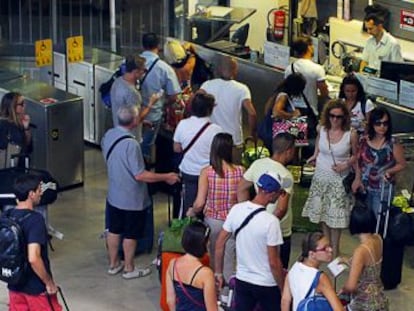 Usuarios del metro, ayer, en la taquilla de la parada del aeropuerto de Valencia.