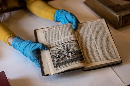 Tania Vargas muestra una ilustración al interior de una edición antigua de 'Don Quijote de la Mancha' en el Museo Franz Mayer