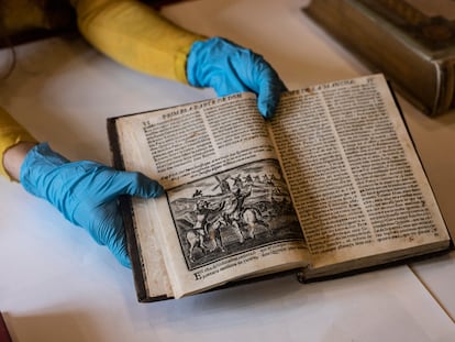 Tania Vargas muestra una ilustración al interior de una edición antigua de 'Don Quijote de la Mancha' en el Museo Franz Mayer, en Ciudad de México.