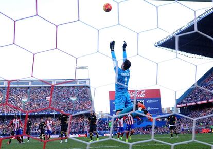 Sergio Rico, portero del Sevilla, durante el partido contra el Atlético (0-0) en el Calderón.