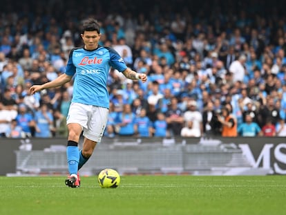 Kim conduce el balón durante el partido del Nápoles contra la Salernitana.