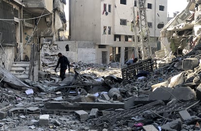 Un hombre observa la destrucción provocada por el ataque israelí en Beit Lahia, Gaza, este martes. 