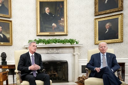 El líder de la mayoría republicana de la Cámara de Representantes, Kevin McCarthy, y el presidente de Estados Unidos, Joe Biden.