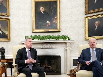 El líder de la mayoría republicana de la Cámara de Representantes, Kevin McCarthy, y el presidente de Estados Unidos, Joe Biden.