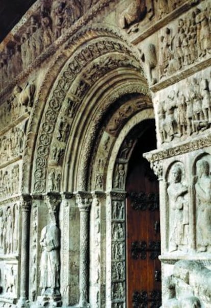 Detalle de la rica portada románica de Ripoll.