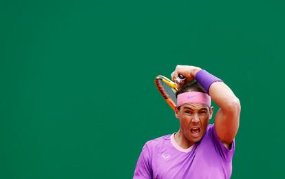 Nadal golpea con el 'drive' durante el partido contra Dimitrov.