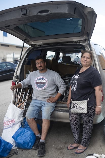 Antonio Jiménez, 'El Porras', chatarrero y excantaor flamenco, junto a su mujer, en el coche que utilizan a diario para trabajar por las calles de la capital.