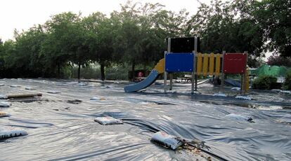 Patio de la escuela Xarau de Cerdanyola, donde se detectaron trozos de amianto.