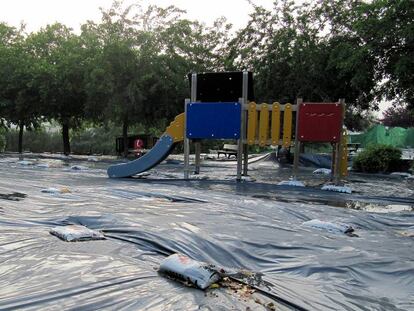 Patio de la escuela Xarau de Cerdanyola, donde se detectaron trozos de amianto.