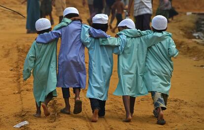 Un grupo de amigos de niños rohingya en el campo de refugiados de Moynerghona (Bangladés).