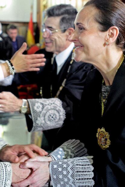 Pilar de la Oliva y Juan Luis de la Rúa saludan a los invitados al acto.