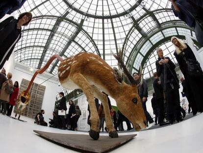 Una obra de Huang Yong Ping en el Gran Palais de París durante la pasada Feria Internacional de Arte Contemporáneo.