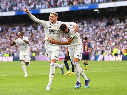 MADRID, SPAIN - OCTOBER 16: Federico Valverde of Real Madrid celebrates with teammate Karim Benzema after scoring their team's second goal during the LaLiga Santander match between Real Madrid CF and FC Barcelona at Estadio Santiago Bernabeu on October 16, 2022 in Madrid, Spain. (Photo by David Ramos/Getty Images)