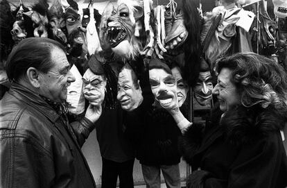 Máscaras de monstruos y políticos a la venta en una de las 104 casetas del tradicional mercadillo de Navidad de la Plaza Mayor, el 4 de diciembre de 1994. La careta de Jesús Gil, presidente del Atlético de Madrid y alcalde de Marbella, separa al entonces presidente del Gobierno, Felipe González, del líder de la oposición, José María Aznar.