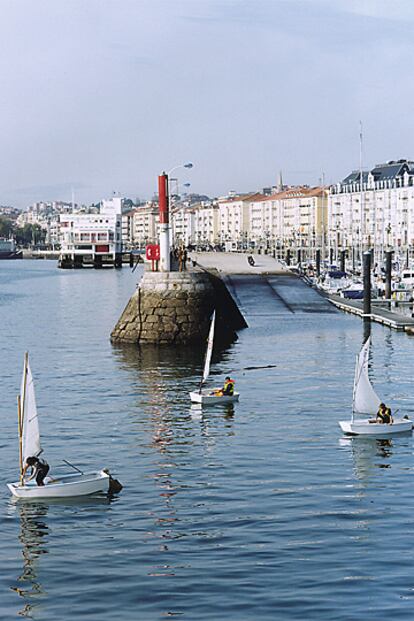 Los romanos la fundaron como puerto, y como tal continúa. Santander es una ciudad volcada y rodeada
de mar, con el paseo de Pereda como centro.