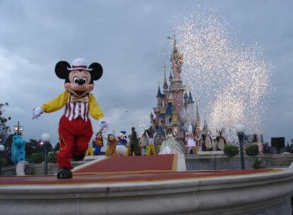 El personaje de Mickey baila en el espectáculo "Disney's New Generation"